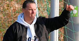 Daumen hoch für die bisherigen Leistungen des VfB Eppingen: Trainer David Pfeiffer Daumen hoch für die bisherigen Leistungen des VfB Eppingen: Trainer David Pfeiffer