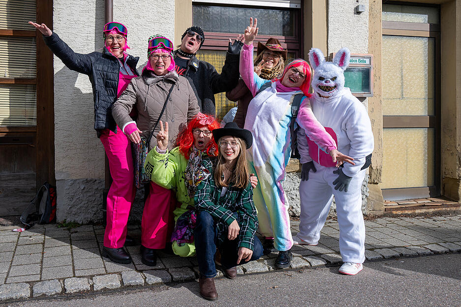 Die Menschen zeigen sich mit farbenfrohen Kost&uuml;men ...