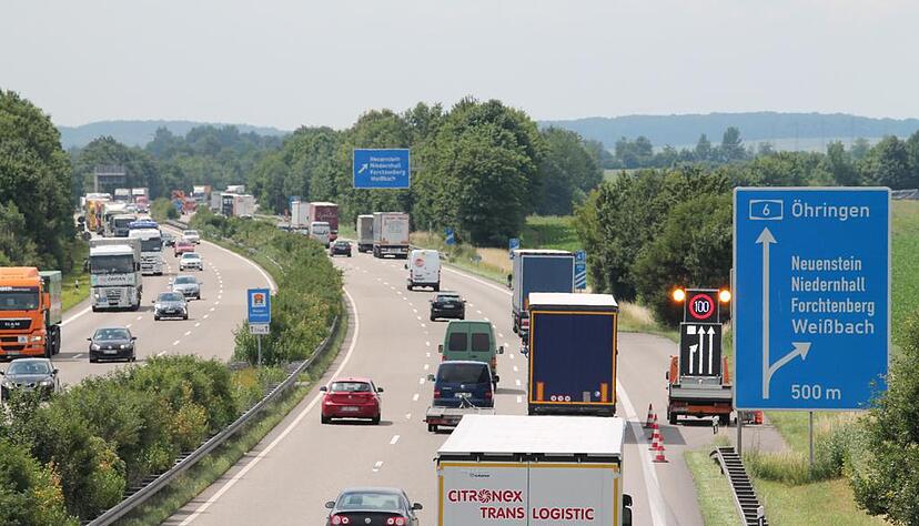 Dichter Verkehr auf der Autobahn 6. Zwischen Bad Rappenau und Biberach soll ein L&auml;rmschutzwall im Zuge des sechsspurigen Ausbaus der A6 errichtet werden. Foto: Archiv/Reichert