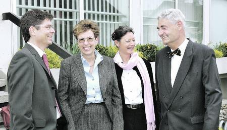 Feierstimmung in M&ouml;ckm&uuml;hl: (von links) Der neue Chirurgie-Chefarzt Burkhard Schropp, Verwaltungschefin Ingeborg Schneider und SLK-Gesch&auml;ftsf&uuml;hrerin Susanne Schlichtner verabschieden Manfred Jung. (Foto: Ralf Seidel)