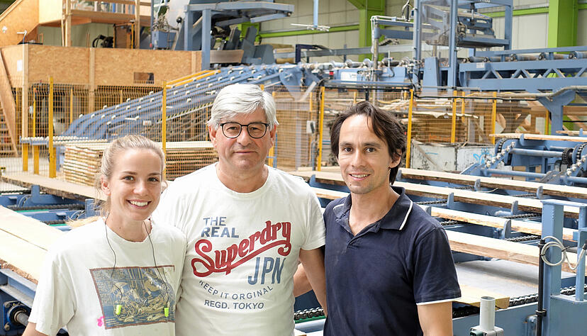 Gesch&auml;ftsf&uuml;hrer Ulrich Scheuber-H&auml;berlein (Mitte) mit seiner Tochter Rieke Clau&szlig; und Mitarbeiter Aldo Bareiro.