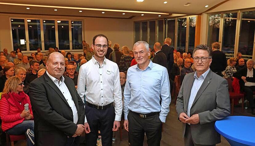 Diskutierten in Brackenheim über den am Heuchelberg geplanten Windpark (von links): Christoph Canne, Yassin Cherid, Franc Schütz und Volker Schiek.