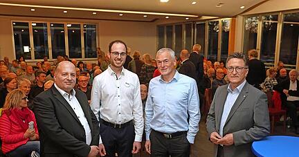 Diskutierten in Brackenheim über den am Heuchelberg geplanten Windpark (von links): Christoph Canne, Yassin Cherid, Franc Schütz und Volker Schiek.
Foto: Ralf Seidel Diskutierten in Brackenheim über den am Heuchelberg geplanten Windpark (von links): Christoph Canne, Yassin Cherid, Franc Schütz und Volker Schiek.
Foto: Ralf Seidel
