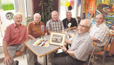 Munter nach 50 Jahren vereint (von links): Joachim Jarosch, Trainer Werner Gölkel aus Stuttgart-Zuffenhausen, Adolf Walter, Hermann Hagner, Gerhard Murrweiss und Toni Janoschek.Foto: Andreas Veigel Munter nach 50 Jahren vereint (von links): Joachim Jarosch, Trainer Werner Gölkel aus Stuttgart-Zuffenhausen, Adolf Walter, Hermann Hagner, Gerhard Murrweiss und Toni Janoschek.Foto: Andreas Veigel