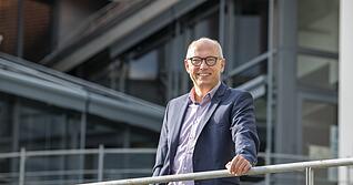 Thomas Knödlers Lieblingsplatz in Ilsfeld ist der Wasserhochbehälter, denn von dort reicht der Blick über den Ort. Dass der neue westliche Ortseingang sein neuer Lieblingsplatz werden könnte, schließt der Schultes aber nicht aus.
Foto: Christiana Kunz Thomas Knödlers Lieblingsplatz in Ilsfeld ist der Wasserhochbehälter, denn von dort reicht der Blick über den Ort. Dass der neue westliche Ortseingang sein neuer Lieblingsplatz werden könnte, schließt der Schultes aber nicht aus.
Foto: Christiana Kunz