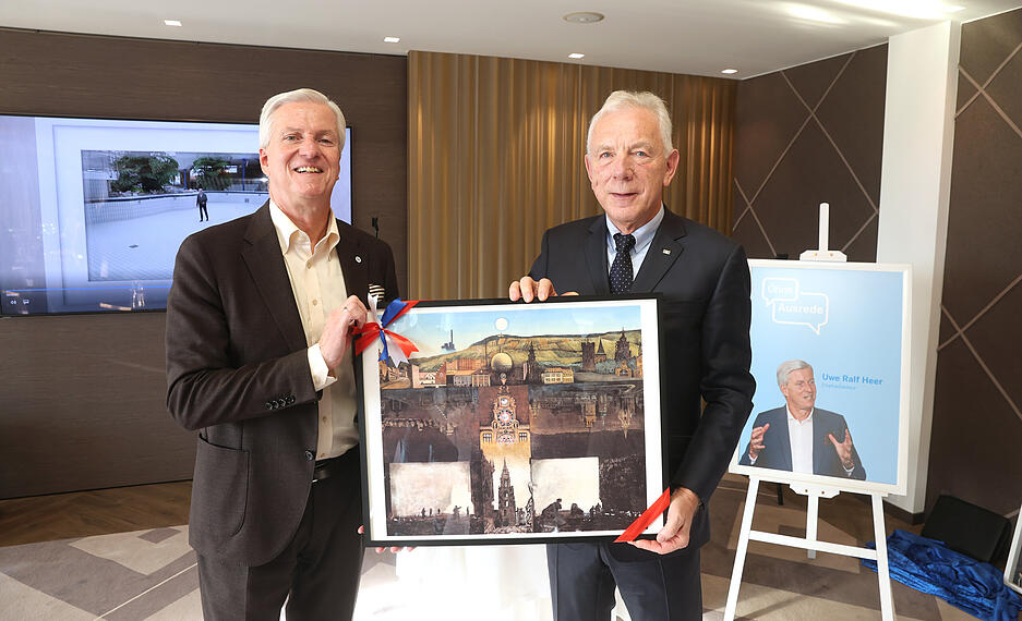 Oberbürgermeister Harry Mergel (rechts) überreichte dem Jubilar das Heilbronn-Bild von Axel Arndt. Oberbürgermeister Harry Mergel (rechts) überreichte dem Jubilar das Heilbronn-Bild von Axel Arndt.
