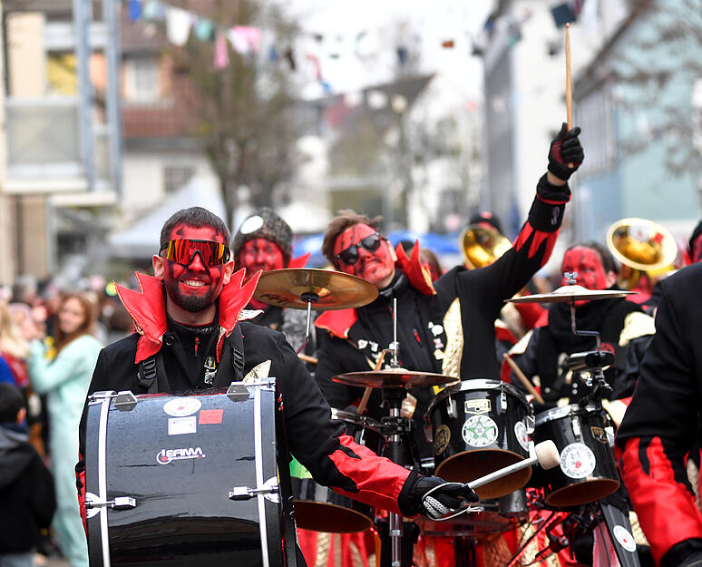 Aufw&auml;ndige Kost&uuml;me gab es beim Brackenheimer Faschingsumzug zu bestaunen. Zahlreiche Zuschauer s&auml;umten beim n&auml;rrischen Treiben die Stra&szlig;en.