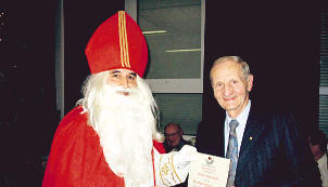 Anton Bischoff (rechts) erh&auml;lt den Titel  Bischof Nikolaus a.D  nach 55 Jahre langer T&auml;tigkeit mit Mitra und Krummstab. (Fotos: privat)