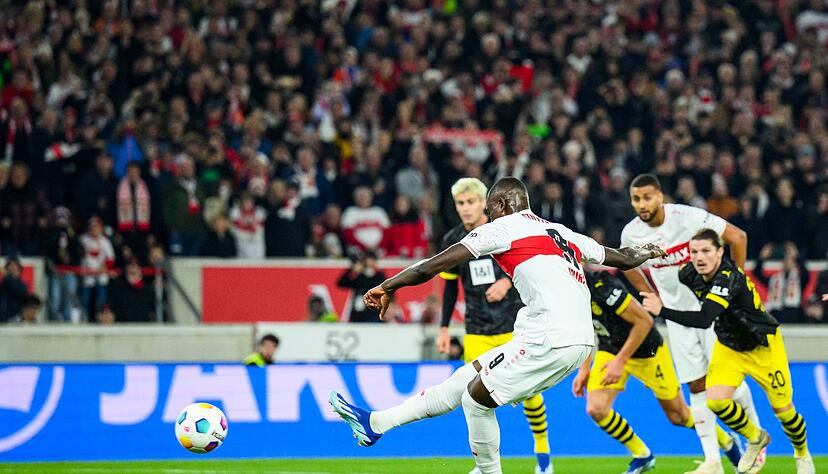 In der Hinrunde schoss Serhou Guirassy den VfB Stuttgart per Elfmeter zum Sieg gegen Borussia Dortmund. In der Hinrunde schoss Serhou Guirassy den VfB Stuttgart per Elfmeter zum Sieg gegen Borussia Dortmund.
