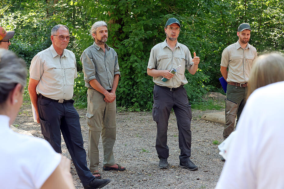 Im Stadtwald Heilbronn erkl&auml;rten F&ouml;rster den Jugend- und Gemeinder&auml;ten die Bedeutung des Waldes.