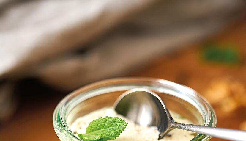 So wird selbst gemachter Käse zum Hingucker: Den gut abgetropften Frischkäse cremig rühren und abwechselnd im Glas mit Kräutermasse schichten. So wird selbst gemachter Käse zum Hingucker: Den gut abgetropften Frischkäse cremig rühren und abwechselnd im Glas mit Kräutermasse schichten.