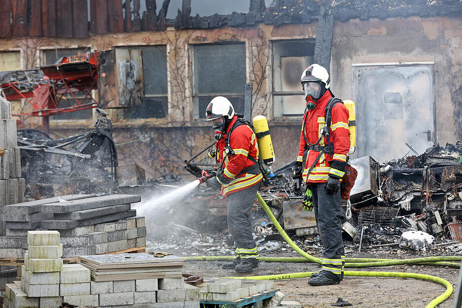Brand einer Scheune und Wohnwagen in Bad Friedrichshall - Hagenbach, Willenbacher Grund