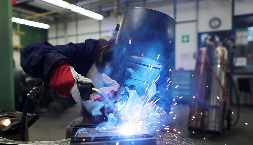 Ein Freiwilliges Handwerksjahr unterscheidet sich deutlich von einem Freiwilligen Sozialen Jahr mit Fokus auf handwerkliche Tätigkeiten. Ein Freiwilliges Handwerksjahr unterscheidet sich deutlich von einem Freiwilligen Sozialen Jahr mit Fokus auf handwerkliche Tätigkeiten.