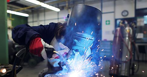 Ein Freiwilliges Handwerksjahr unterscheidet sich deutlich von einem Freiwilligen Sozialen Jahr mit Fokus auf handwerkliche Tätigkeiten.