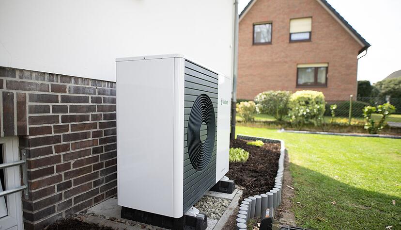 Leise lohnt sich: Ruhige W&auml;rmepumpen schonen die Nerven der Nachbarn und k&ouml;nnen mit F&ouml;rdergeld finanziert werden.