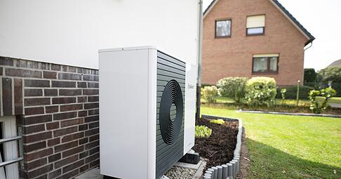 Leise lohnt sich: Ruhige W&auml;rmepumpen schonen die Nerven der Nachbarn und k&ouml;nnen mit F&ouml;rdergeld finanziert werden.