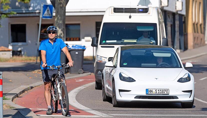 Einen grünen Pfeil für Radfahrer hält die SPD-Fraktion für sinnvoll. Böckingens SPD-Ortsvereinsvorsitzender Harald Pfeifer wartet an der Kreuzung Heidelberger Straße/Grünewaldstraße neben Autos auf Grün, auch wenn er rechts abbiegen will.
Foto: Berger Einen grünen Pfeil für Radfahrer hält die SPD-Fraktion für sinnvoll. Böckingens SPD-Ortsvereinsvorsitzender Harald Pfeifer wartet an der Kreuzung Heidelberger Straße/Grünewaldstraße neben Autos auf Grün, auch wenn er rechts abbiegen will.
Foto: Berger