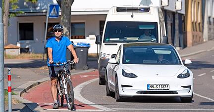 Einen grünen Pfeil für Radfahrer hält die SPD-Fraktion für sinnvoll. Böckingens SPD-Ortsvereinsvorsitzender Harald Pfeifer wartet an der Kreuzung Heidelberger Straße/Grünewaldstraße neben Autos auf Grün, auch wenn er rechts abbiegen will.
Foto: Berger