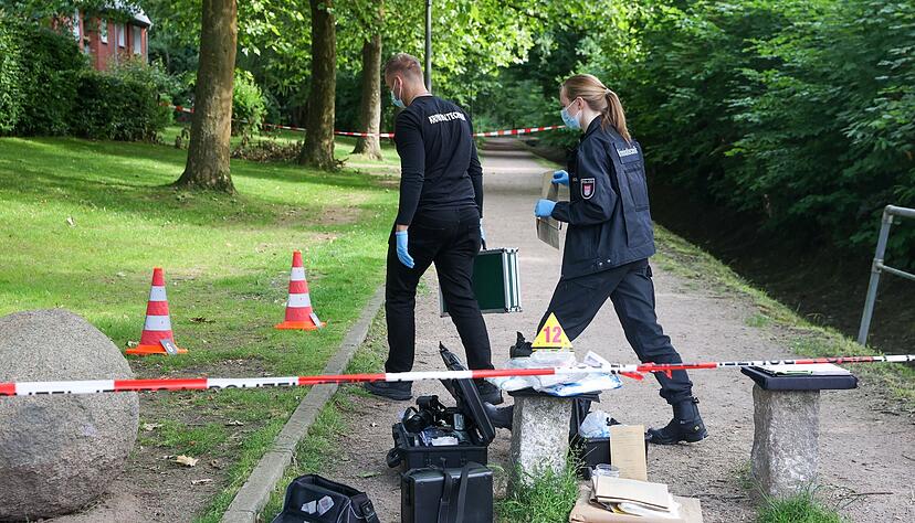Ermittler sind nach dem&nbsp;SEK-Einsatz in Hamburg im Einsatz.