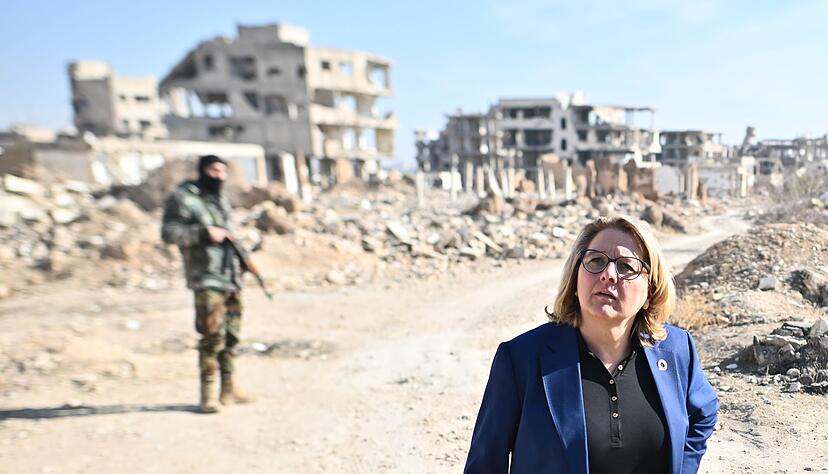 Schockiert sieht sich Entwicklungsministerin Svenja Schulze (SPD) im zerst&ouml;rten Dschubar um. In dem Viertel lebt heute niemand mehr. Die Geb&auml;ude sind unbewohnbar.