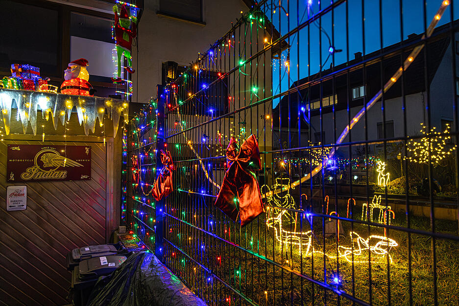 Die leuchtende, blinkende und bunte Weihnachtsdekoration von Haus, Garage und Garten in der S&uuml;lzbacher Stra&szlig;e Nummer 10 f&auml;llt insf Auge.