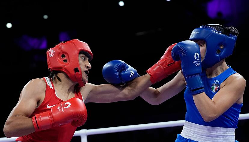 Boxerin Imane Khelif (l) trifft ihre italienische Gegnerin mehrmals auf der Nase. Boxerin Imane Khelif (l) trifft ihre italienische Gegnerin mehrmals auf der Nase.