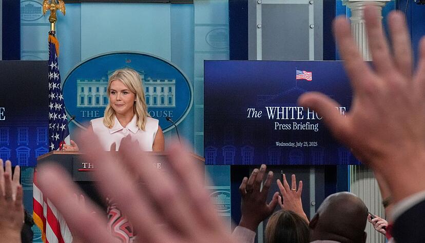 K&uuml;ndigt die Reise des US-Sondergesandten Steve Witkoff und des US-Botschafters in Israel, Mike Huckabee, in den Gazastreifen an - die Pressesprecherin des Wei&szlig;en Hauses, Karoline Leavitt. (Archivbild)