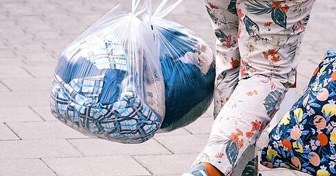 In Hohenlohe hat der DRK-Kreisverband seine Altkleidercontainer abgebaut. Spender können bis zu drei Säcke pro Person in den Kleiderläden in Öhringen und Künzelsau abgeben.