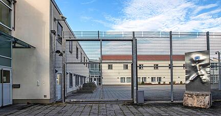 Im Maßregelvollzug sollen verurteilte Suchtabhängige Straftäter von Drogen oder Alkohol loskommen. Etwa die Hälfte der Insassen hat keine Aussicht auf Erfolg.
Foto: Andreas Veigel Im Maßregelvollzug sollen verurteilte Suchtabhängige Straftäter von Drogen oder Alkohol loskommen. Etwa die Hälfte der Insassen hat keine Aussicht auf Erfolg.
Foto: Andreas Veigel