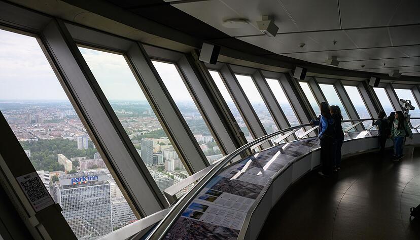Besucher schauen von der Besucherplattform des Berliner Fernsehturms. Der Berliner Fernsehturm ist mit 368 Metern das höchste Bauwerk Deutschlands, sowie der fünfthöchste Fernsehturm Europas. Besucher schauen von der Besucherplattform des Berliner Fernsehturms. Der Berliner Fernsehturm ist mit 368 Metern das höchste Bauwerk Deutschlands, sowie der fünfthöchste Fernsehturm Europas.