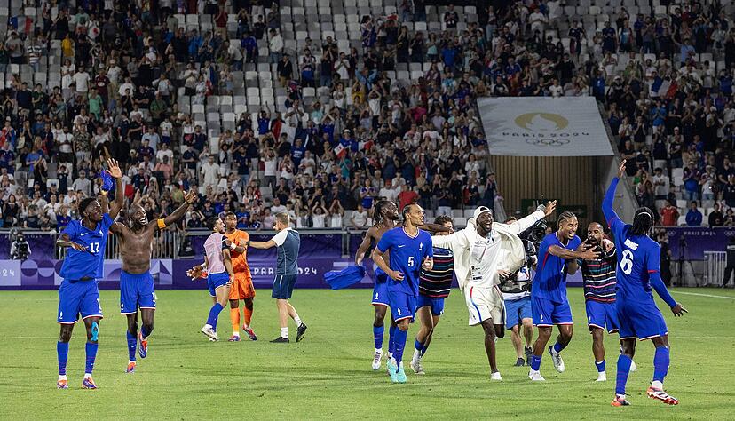 Nach dem 1:0-Sieg gegen Argentinien feiern die Franzosen.