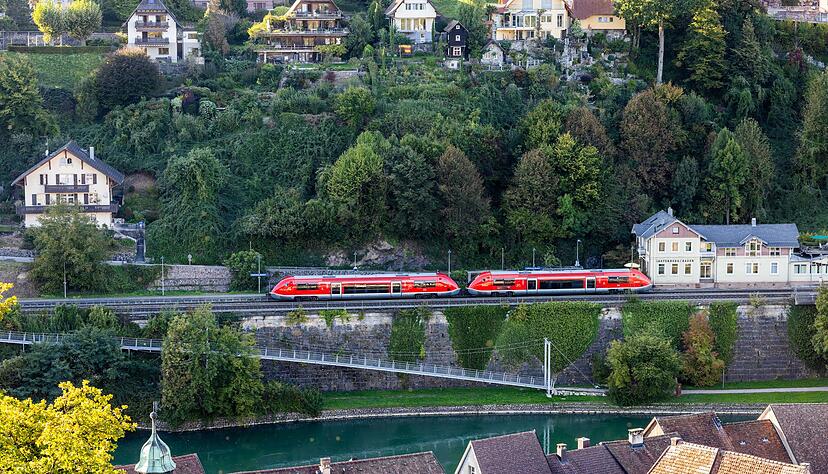 Reisende m&uuml;ssen sich auf der Hochrheinbahn von 2026 an auf Streckensperrungen einstellen.