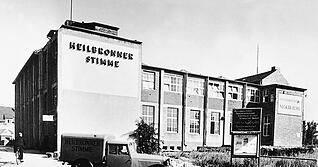 Zusammengestellt von Archiv und Dokumentation der Heilbronner Stimme 

Die Heilbronner Stimme druckt 1947 im wiederaufgebauten Gebäude der Vereinsdruckerei an der Allee 40 in Heilbronn.