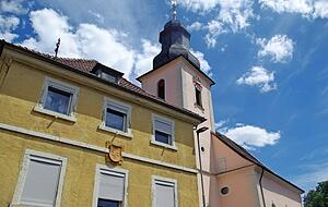 Das alte evangelische Schulhaus war von 1935 bis 1971 Rathaus der Gemeinde. Darum befindet sich an der Fassade das Wappen von Siegelsbach. Das alte evangelische Schulhaus war von 1935 bis 1971 Rathaus der Gemeinde. Darum befindet sich an der Fassade das Wappen von Siegelsbach.