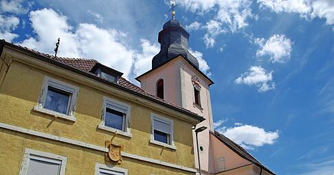 Das alte evangelische Schulhaus war von 1935 bis 1971 Rathaus der Gemeinde. Darum befindet sich an der Fassade das Wappen von Siegelsbach.