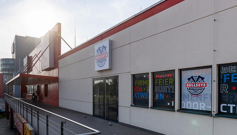 Bei der Indoor-Anlage "Bullseye" in Heilbronn können sich Interessierte im Axtwurf ausprobieren. Bei der Indoor-Anlage "Bullseye" in Heilbronn können sich Interessierte im Axtwurf ausprobieren.
