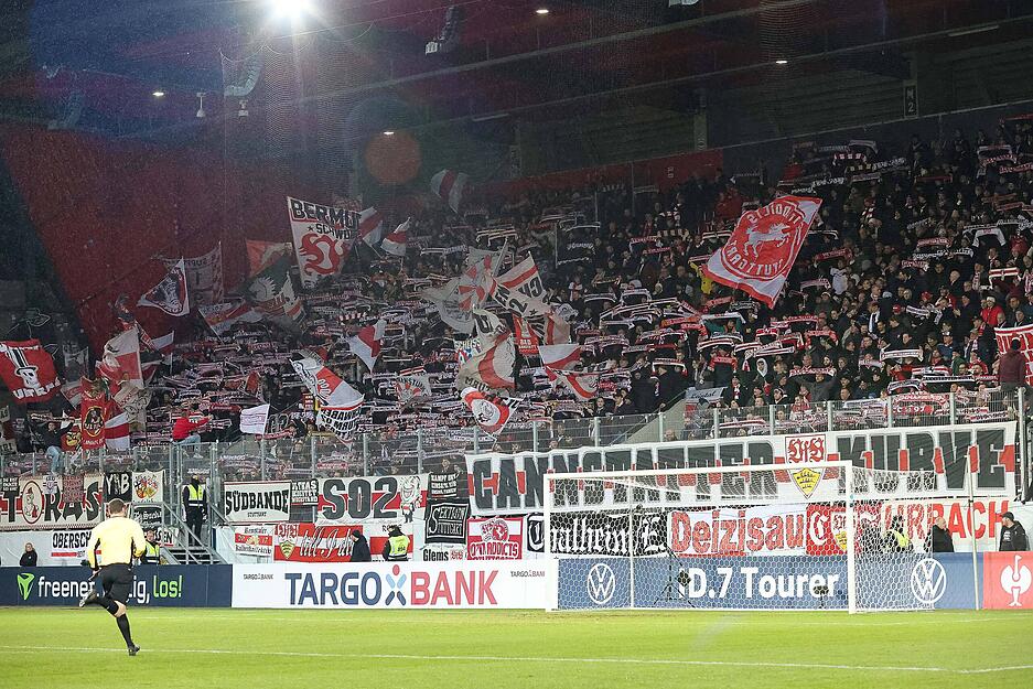 Die mitgereisten Fans sahen im dritten Auswärtsspiel in Folge einen ungefährdeten Sieg.