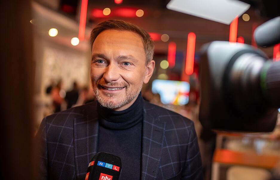 Auch Christian Lindner, FDP Bundesvorsitzender, ist vor Ort und spricht zu Reportern vor dem "Quadrell" der TV Runde im Bundestagswahlkampf.