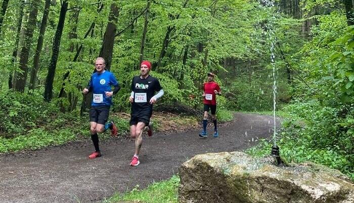 Die Dino-Challenge in Pfaffenhofen hat es in sich: 18,3 Kilometer gehen durch den Wald und zum Weißen Steinbruch.