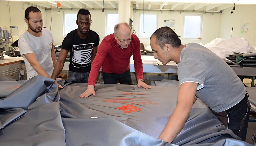Dietrich Matten (2.v.r.) braucht seine Mitarbeiter Qader Amadi, Demba Sabally und Nasser Azizi (von links) dringend. Doch die Abschiebung droht.
Foto: Thomas Dorn