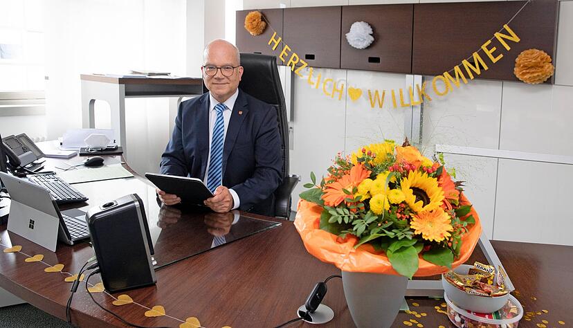 Norbert Heuser ist neuer Chef des Landratsamts. An seinem ersten Arbeitstag wurde er von seinen Mitarbeitern herzlich willkommen geheißen.
Foto: Andreas Veigel Norbert Heuser ist neuer Chef des Landratsamts. An seinem ersten Arbeitstag wurde er von seinen Mitarbeitern herzlich willkommen geheißen.
Foto: Andreas Veigel