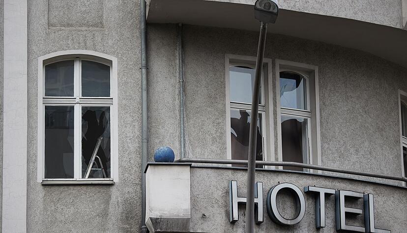Etliche Fensterscheiben gingen zu Bruch.