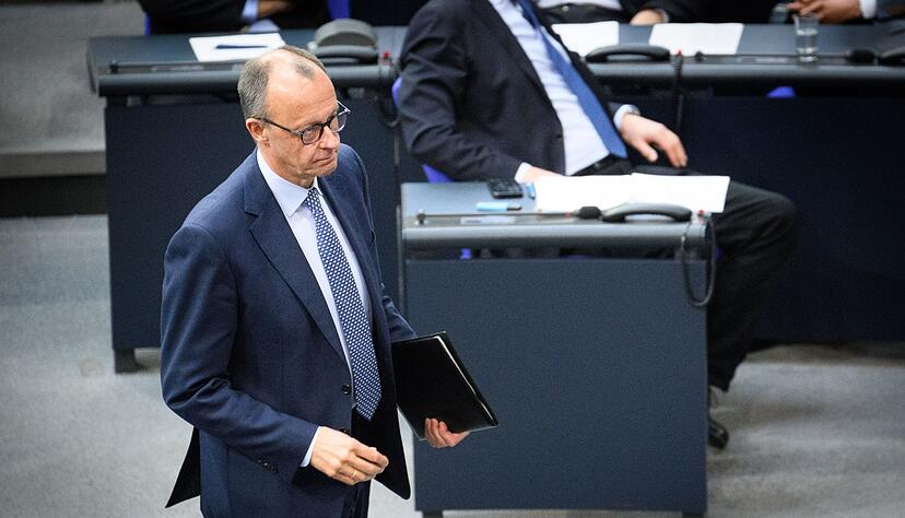 Der wahrscheinliche k&uuml;nftige Kanzler Friedrich Merz (CDU) wirbt weiter um Mehrheiten f&uuml;r das geplante Schuldenpaket von Union und SPD.