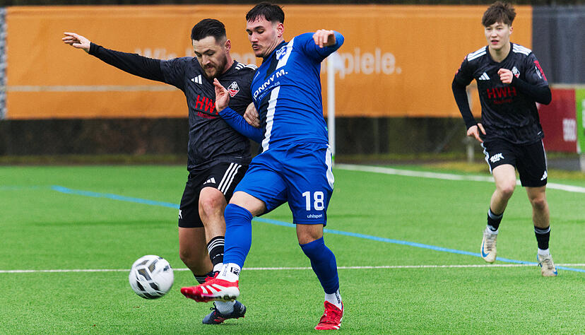 Jona Lorch (rechts) ist in der Zwischenzeit in die Innenverteidigung beordert worden, weil dort bei 08 Bissingen Personalnot herrscht.