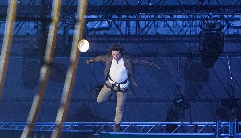 Filmstar Tom Cruise seilte sich vom Stadiondach ab.