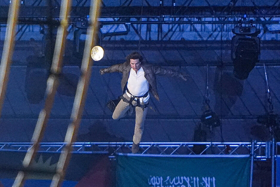 Filmstar Tom Cruise seilte sich vom Stadiondach ab.