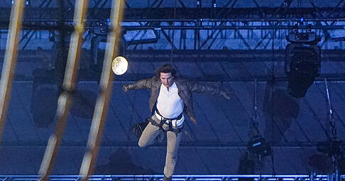 Filmstar Tom Cruise seilte sich vom Stadiondach ab.