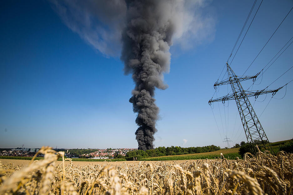 Eine gro&szlig;e Qualms&auml;ule steigt von einem Feuer in einem Industriegebiet im Stadtteil Aldingen auf.