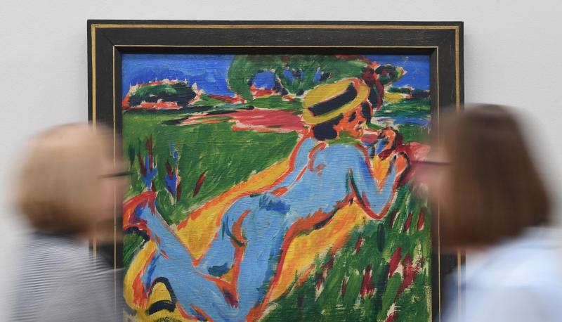 Personen gehen im Museum Frieder Burda an dem Werk ?Liegender blauer Akt mit Strohhut? von Ernst Ludwig Kirchner vorbei. Foto: Uli Deck