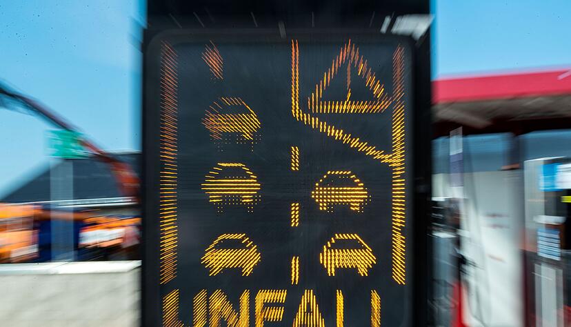 Auf Landstraßen gibt es nach wie vor die meisten Unfälle. (Symbolbild) Auf Landstraßen gibt es nach wie vor die meisten Unfälle. (Symbolbild)